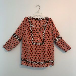 Mid-arm, multicolored blouse.